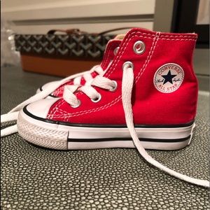 Red converse infant size 4